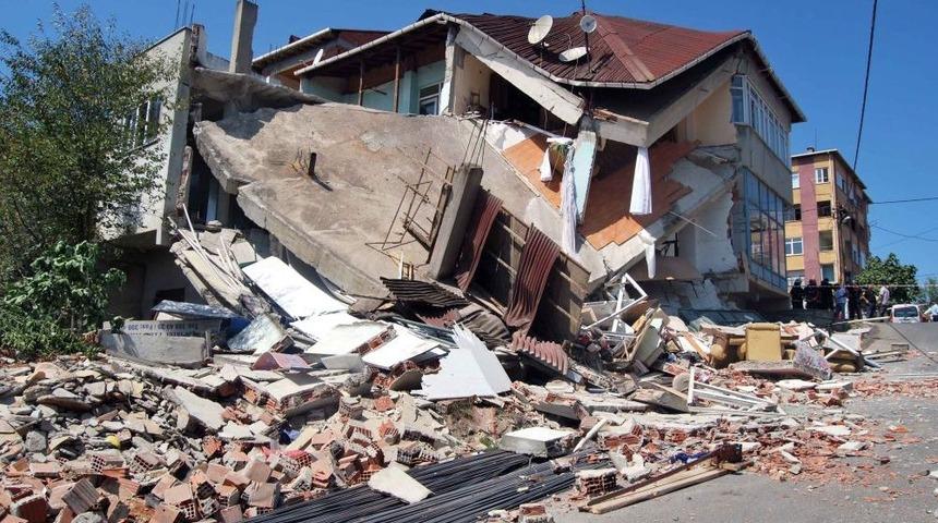 Güçlendirme yapılan binada çöktü: 1 ölü