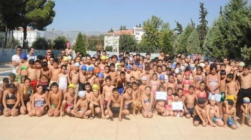 Aydınlı Minik Y&uuml;z&uuml;c&uuml;ler Belgelerini Aldı