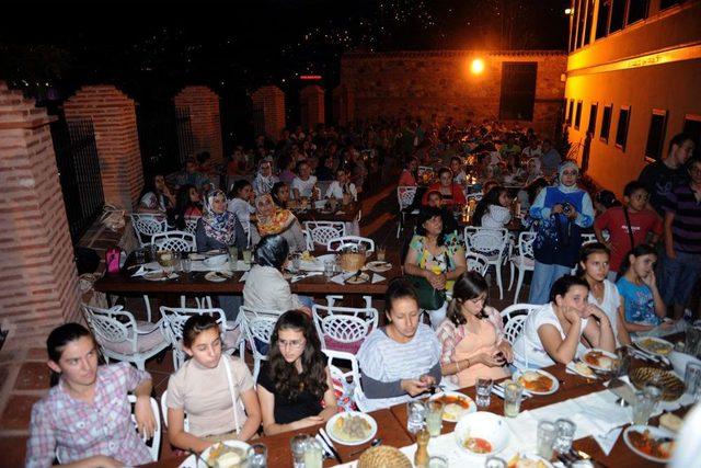 Başkan D&uuml;ndar, Yabancı &Ouml;ğrencileri Ağırladı 1