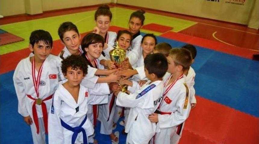 Ayvalıklı Tekvandocular &Ccedil;anakkale&rsquo;den 8 Madalya İle D&ouml;nd&uuml;