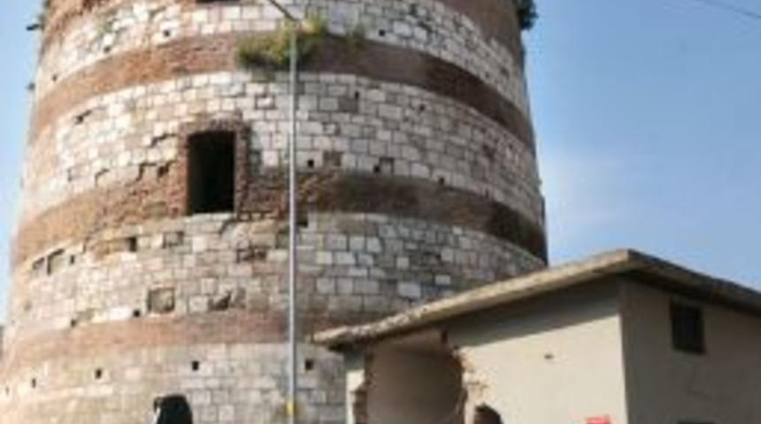 Makedonya Kulesi G&ouml;r&uuml;nt&uuml; Kirliliğinden Kurtarıldı