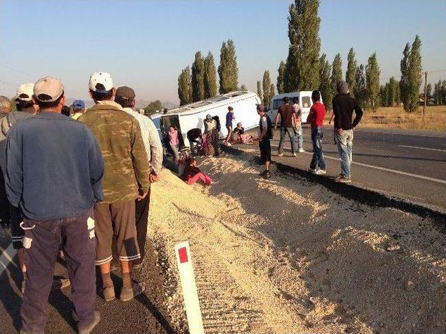 Afyonkarahisar’da Trafik Kazası: 13 Yaralı