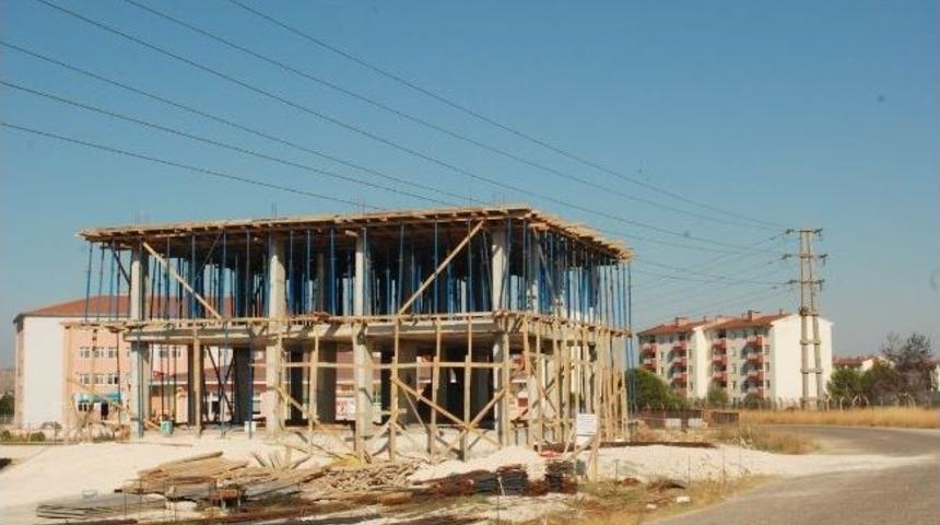 Sevgi Evleri İnşaatında Y&uuml;ksek Gerilim Hattı Belirsizliği S&uuml;r&uuml;yor