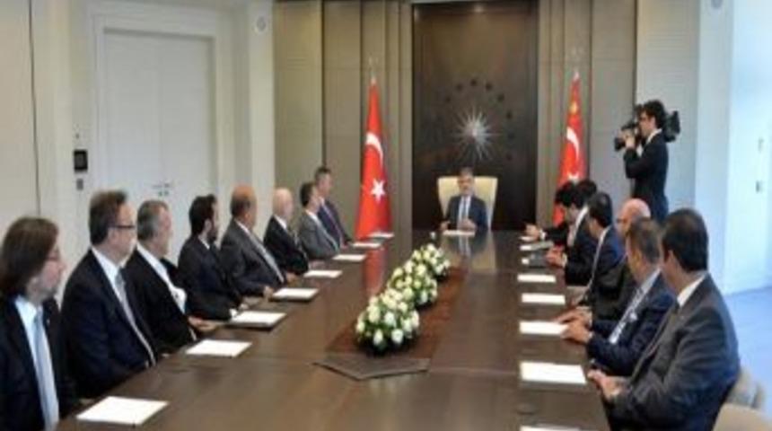 Cumhurbaşkanı G&uuml;l'e Beşiktaş Forması Hediye Edildi