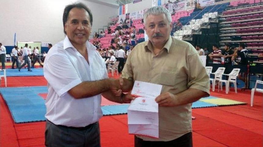 Ayg&uuml;n, Kickboks Federasyonu'na Katılan 2 Yeni &Uuml;yeye Mazbatalarını Verdi