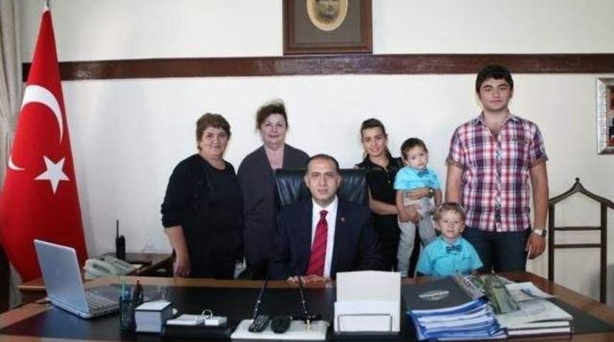 Yeni Valiye Eski Komşularından 'hoş Geldin' Ziyareti