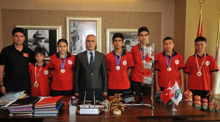 Nil&uuml;fer&rsquo;de Bocce Meyvelerini Veriyor