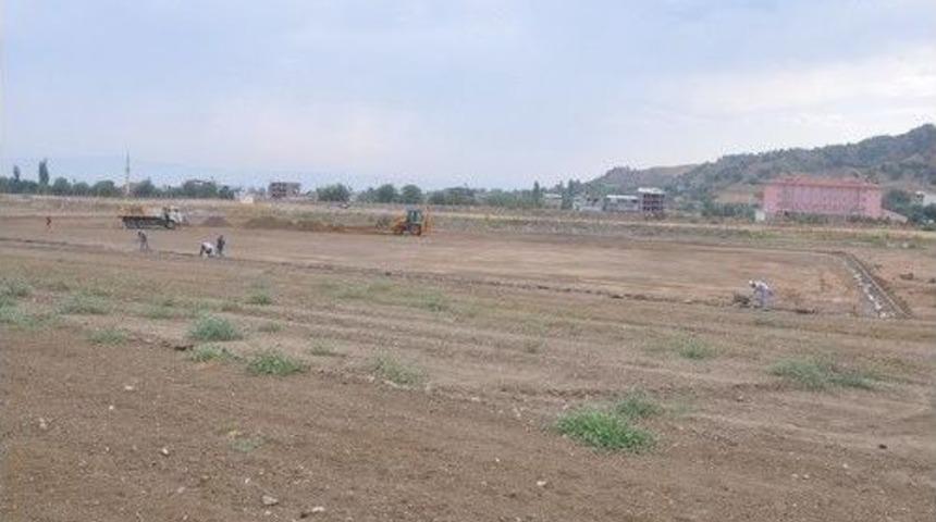 Salihli G&uuml;m&uuml;ş&ccedil;ayı&rsquo;na Halı Saha Yapılıyor