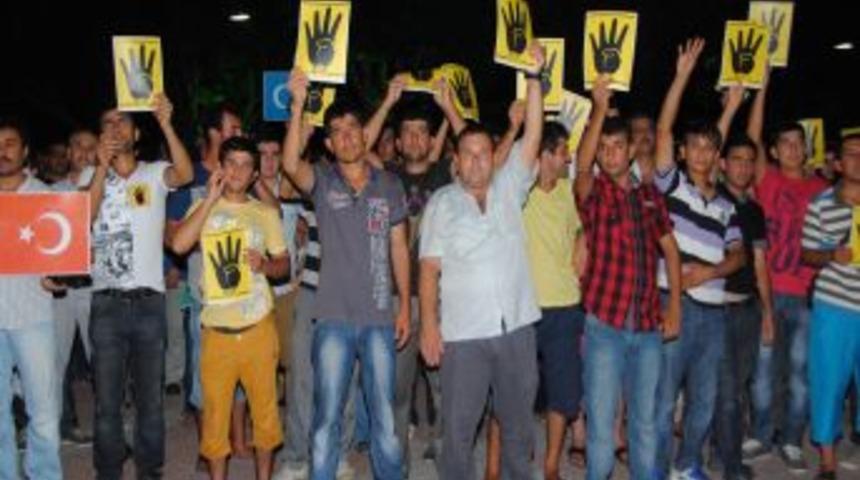 İşitme Engelliler Rabia Işaretiyle Darbeci Sisi Ile Diktat&ouml;r Esed'i Kınadı