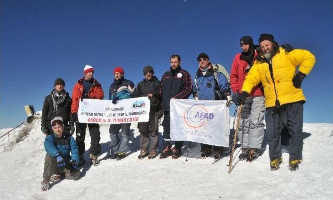 G&uuml;m&uuml;şhaneli Dağcılar Ağrı Dağında