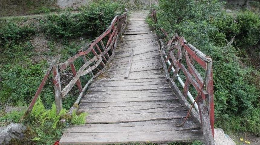 Tahta K&ouml;pr&uuml; Devlet-vatandaş İşbirliği İle Onarılıyor