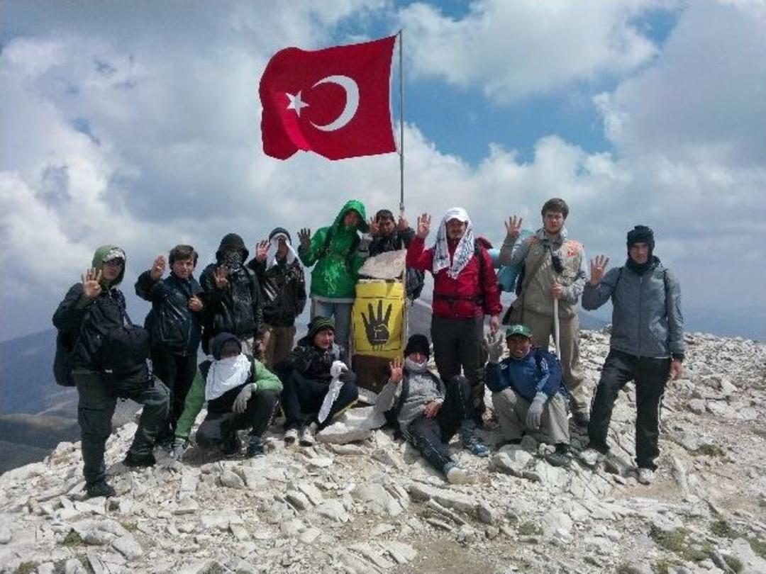 Uludağ&rsquo;ın Zirvesinde Rabia İşareti