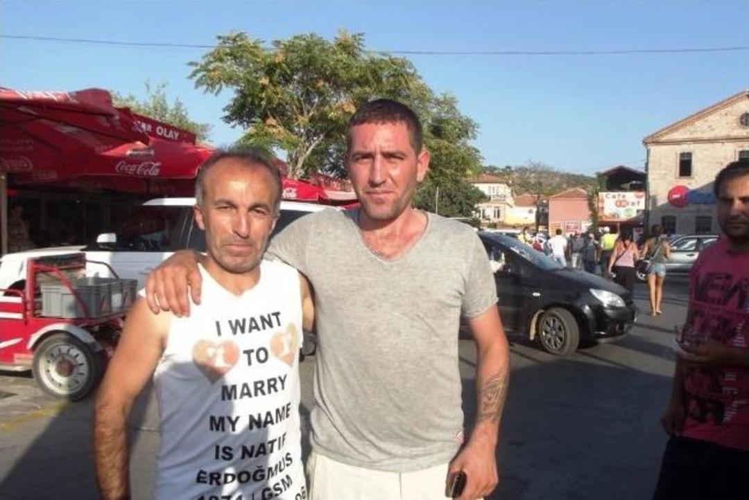 Pankartla sokak sokak gezip evlenecek eş arıyor