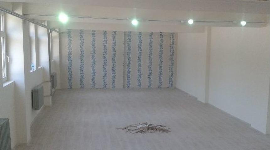 İzmit T&uuml;rk Pırellı Orta Okulu &Ccedil;ok Ama&ccedil;lı Salonu Yenileniyor