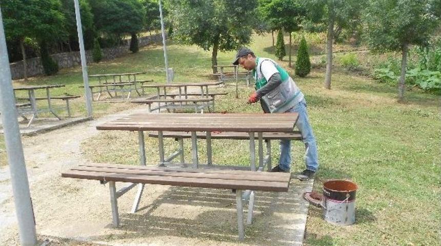 İzmit'te K&ouml;ylerdeki Parklara Bakım