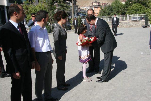 Hakkari Valisi Necmettin Kalkan Görevine Başladı