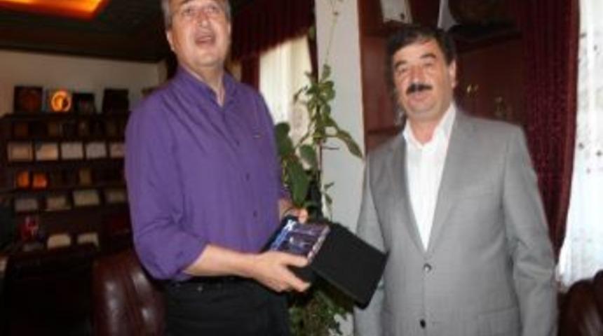 Galericiler Kooperatifi Y&ouml;neticilerinden &Uuml;nver&rsquo;e Teşekk&uuml;r Plaketi