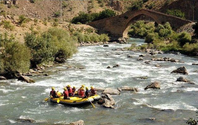 Botan Çayı'nda Rafting Heyecanı