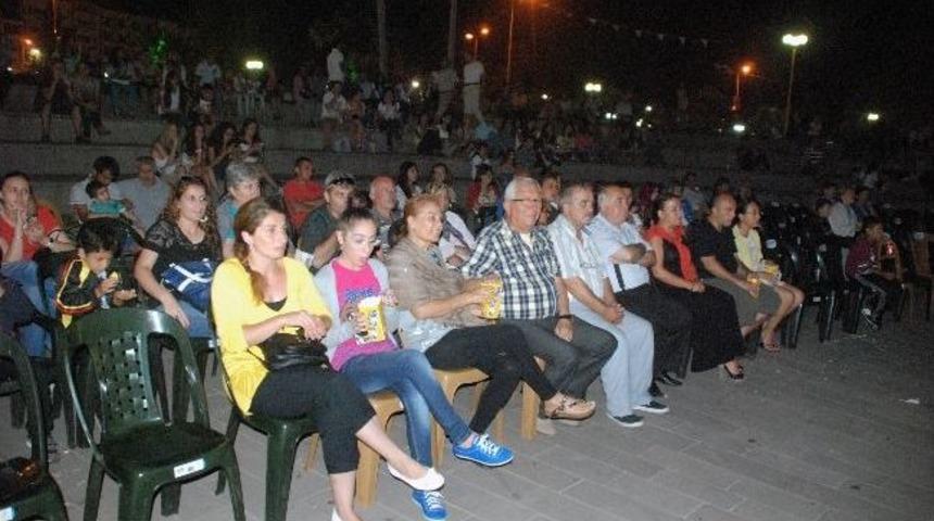 Ereğli Belediyesi Halka &Uuml;cretsiz Film İzlettiriyor