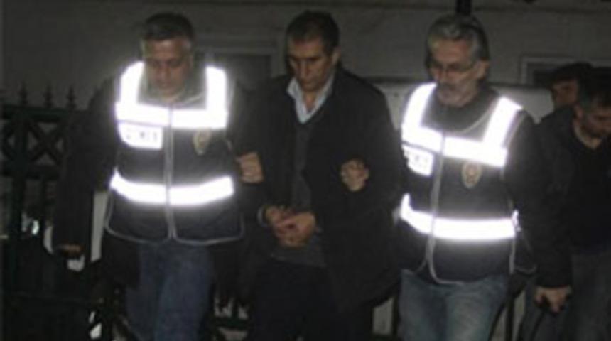 Eşini kemerle boğarak &ouml;ld&uuml;ren sanıktan şok savunma