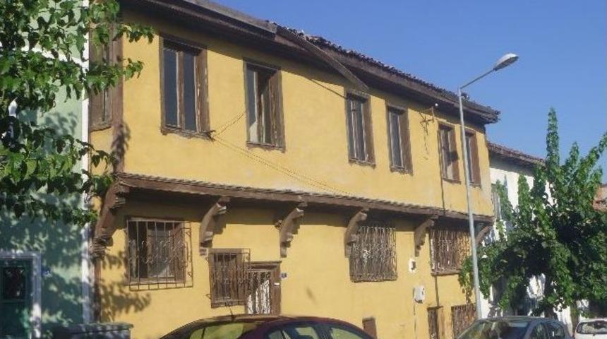 Bakımsız Eski Ahşap Evler Tehlike Oluşturuyor