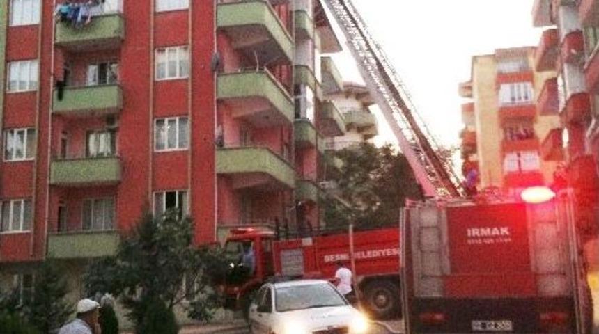 Besni'de Binanın &Ccedil;atı Katında &Ccedil;ıkan Yangın Korkuttu