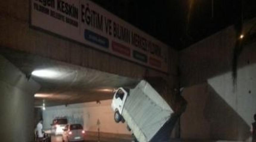 &Uuml;st ge&ccedil;ite &ccedil;arpan kamyonet şaha kalktı