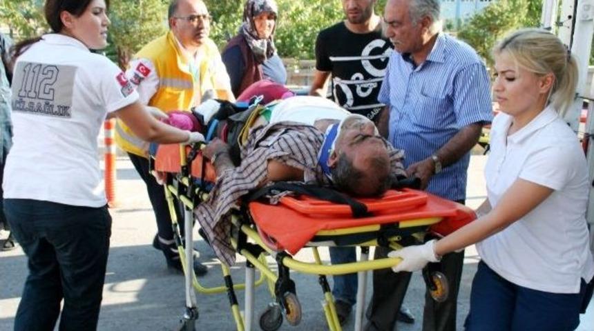 İki Otomobil Kafa Kafaya &Ccedil;arpıştı: 5 Yaralı