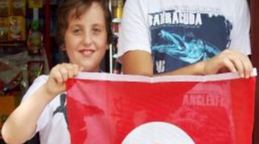 Belediyeden Bayrak Hediyesi