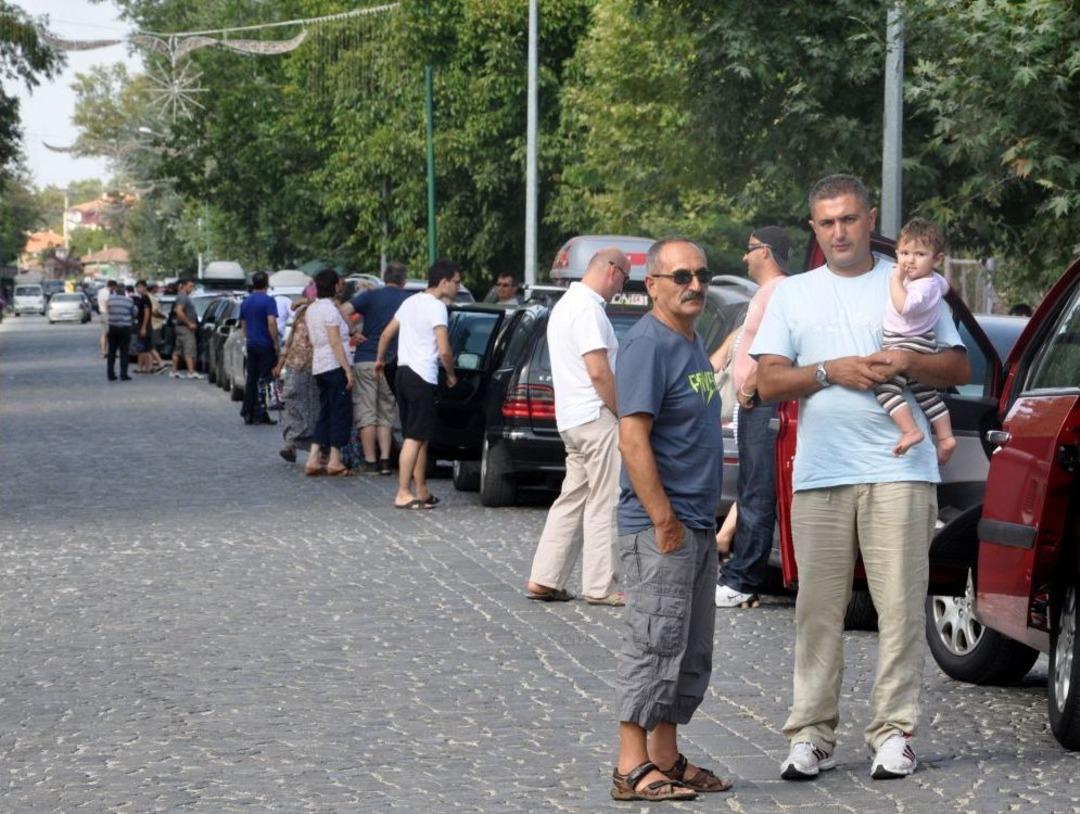 G&uuml;mr&uuml;k Kapılarında Kilometrelerce Gurbet&ccedil;i Kuyruğu Oluştu
