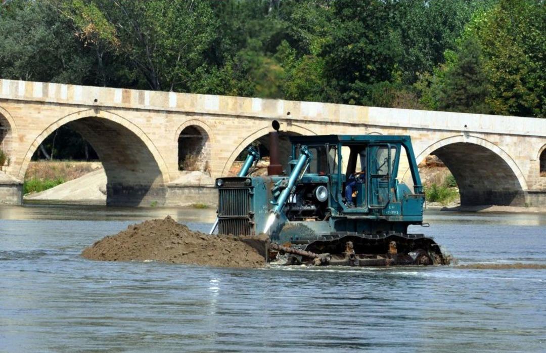 Meri&ccedil;&rsquo;in Kumları Temizleniyor