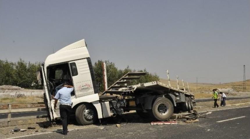 Lastiği Patlayan Tır Bariyere &Ccedil;arptı