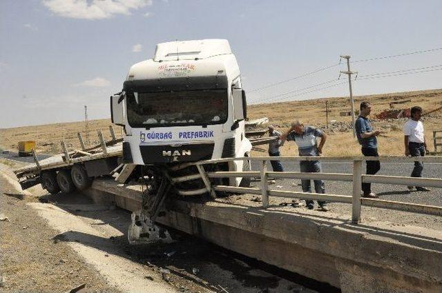 Lastiği Patlayan Tır Bariyere Çarptı