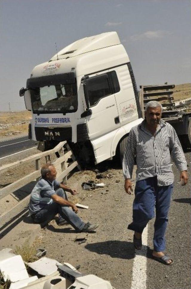 Lastiği Patlayan Tır Bariyere Çarptı