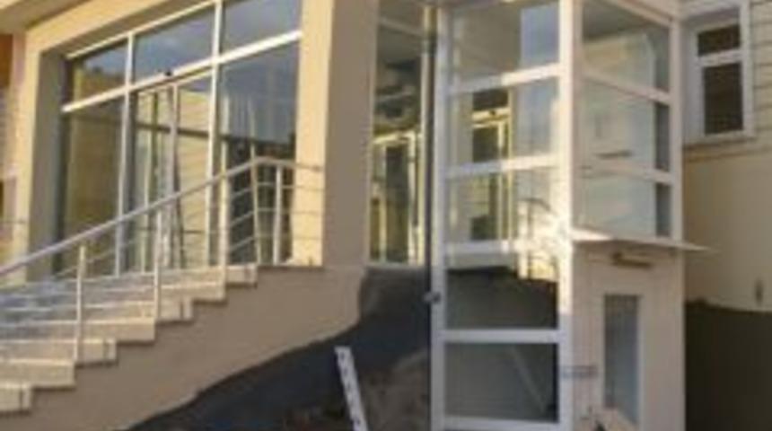 Valilik binasına engelli asans&ouml;r&uuml;