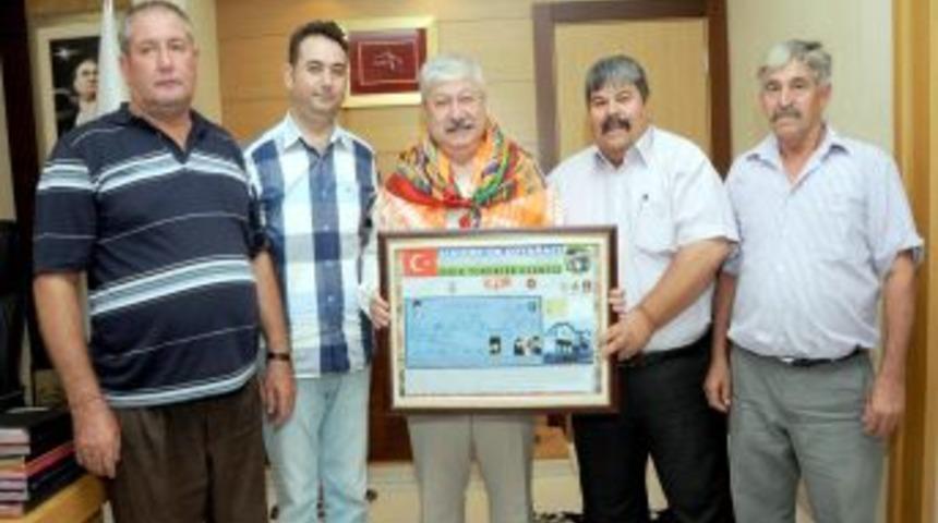 Y&ouml;r&uuml;kler Akaydın&rsquo;a Atat&uuml;rk&rsquo;&uuml;n Soyağacı K&uuml;t&uuml;ğ&uuml;n&uuml; Hediye Etti