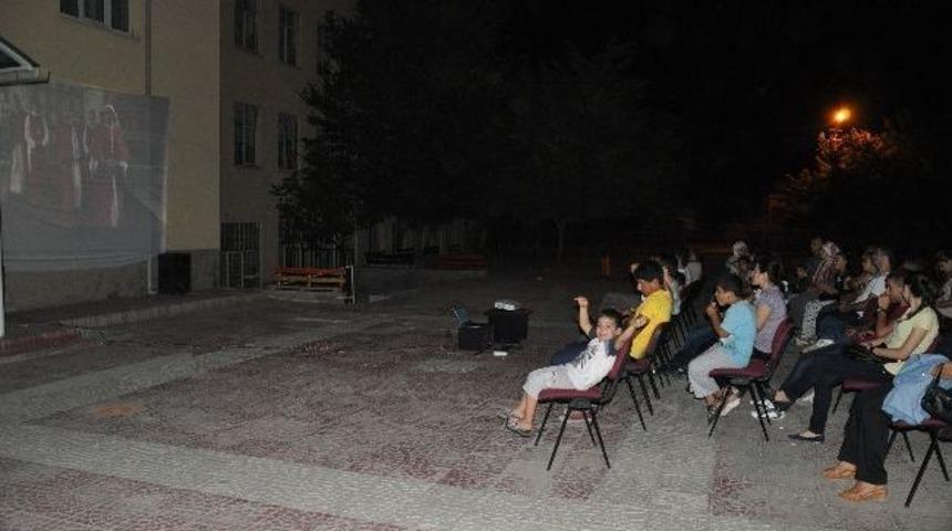 &Ouml;ğrencilerin A&ccedil;ık Hava Sinema Keyfi
