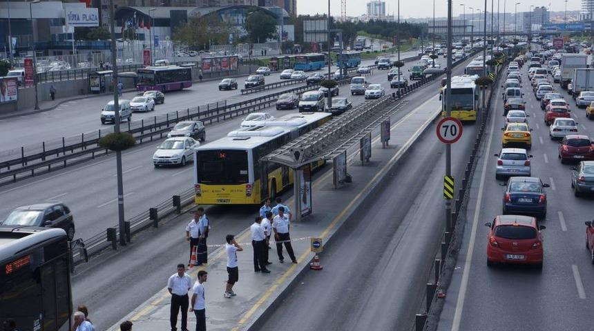 Metrobüs durağındaki şüpheli çanta trafiği felç etti