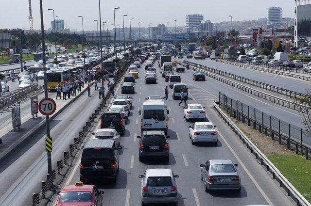 Metrobüs durağındaki şüpheli çanta trafiği felç etti