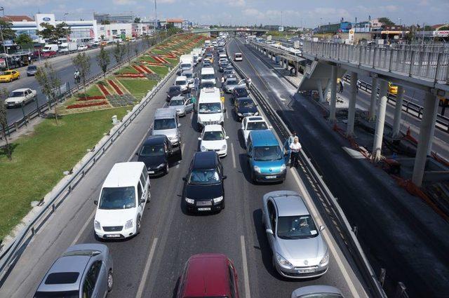 Metrobüs durağındaki şüpheli çanta trafiği felç etti