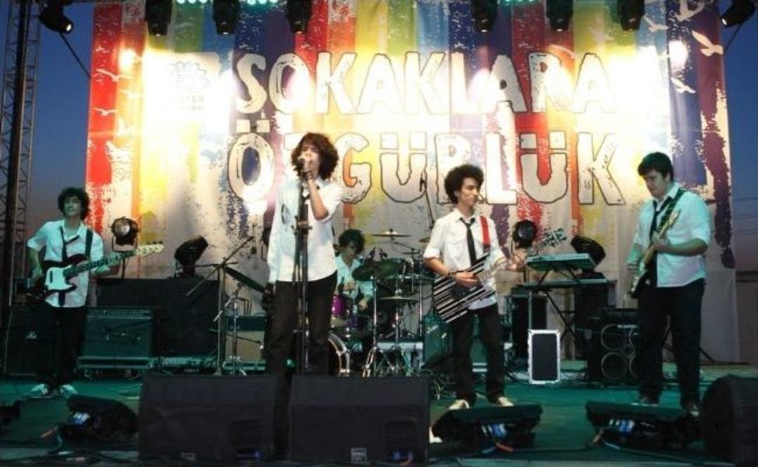 &ldquo;mor Ve &Ouml;tesi" Nil&uuml;ferlileri Coşturdu