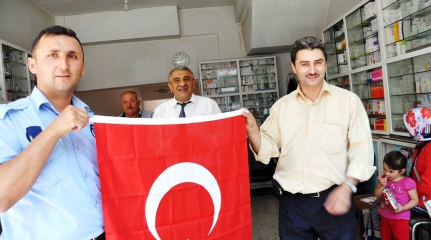 Zile Belediyesi Bayrak Dağıttı