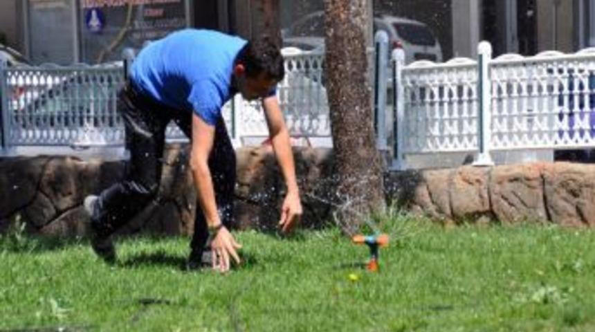 Yozgat&rsquo;ta Sıcaktan Bunalan Vatandaşlar Parkları Doldurdu