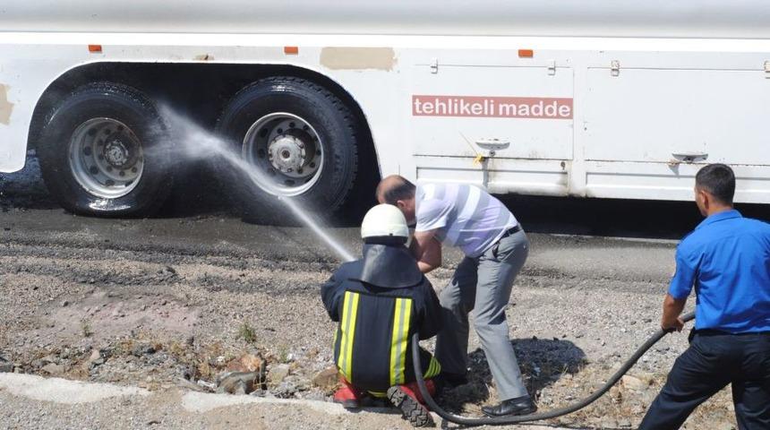 Lastikleri Alev Alan Dolu Tanker Faciaya Ramak Kala S&ouml;nd&uuml;r&uuml;ld&uuml;