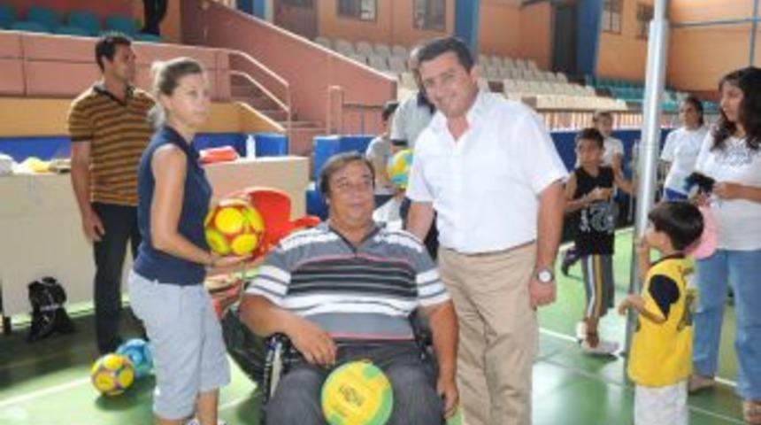 Engelli sporculara top hediyesi