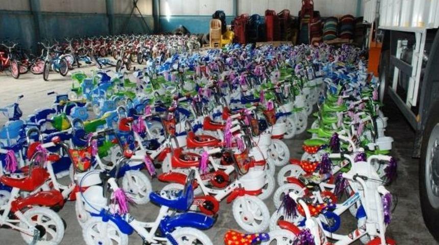 S&uuml;nnet Edilen &Ccedil;ocukların Hediyeleri Dağıtılıyor