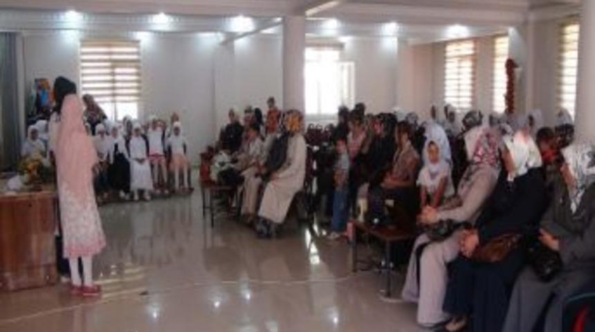 Kur&rsquo;an Kursu &Ouml;ğrencileri G&ouml;steri D&uuml;zenledi