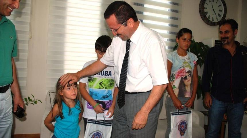 Trafik Kurallarına Uyan &Ccedil;ocuklar &Ouml;d&uuml;llendirildi