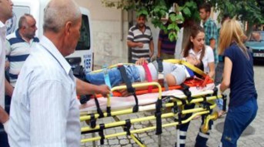 Turgutlu'da Iki Motosiklet &Ccedil;arpıştı, S&uuml;r&uuml;c&uuml;leri Yaralandı