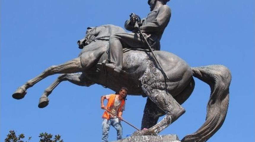 Atat&uuml;rk Anıtı Temizlendi